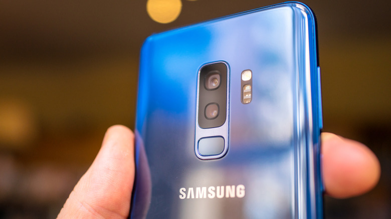 Close-Up of the back of a coral blue coloured Samsung Galaxy S9+ smartphone