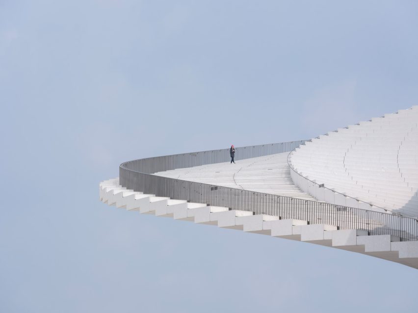 Cantilevered staircase