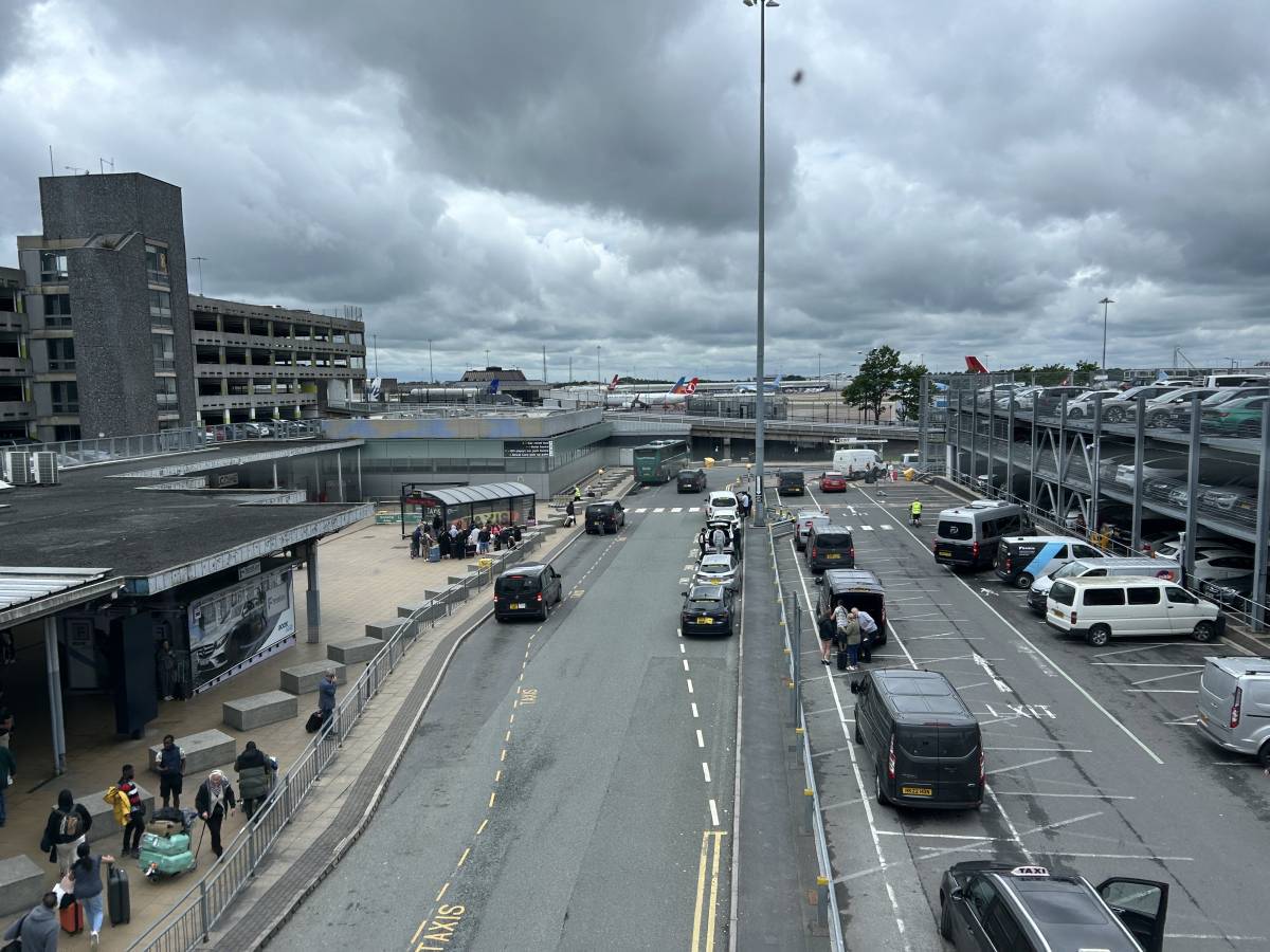 Manchester Airport drop-offs now cost £5.50 for five minutes, but drivers can dodge the fee and £100 fines by using a free 60-minute JetParks zone