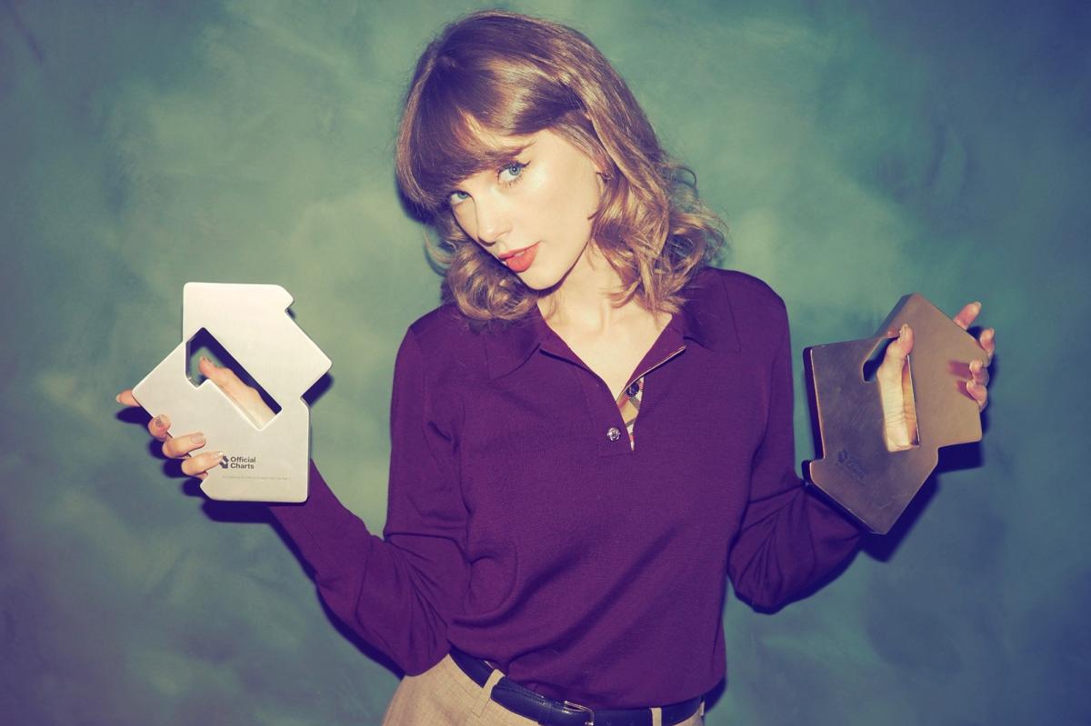 Taylor Swift celebrates UK chart double in symbolic outfit