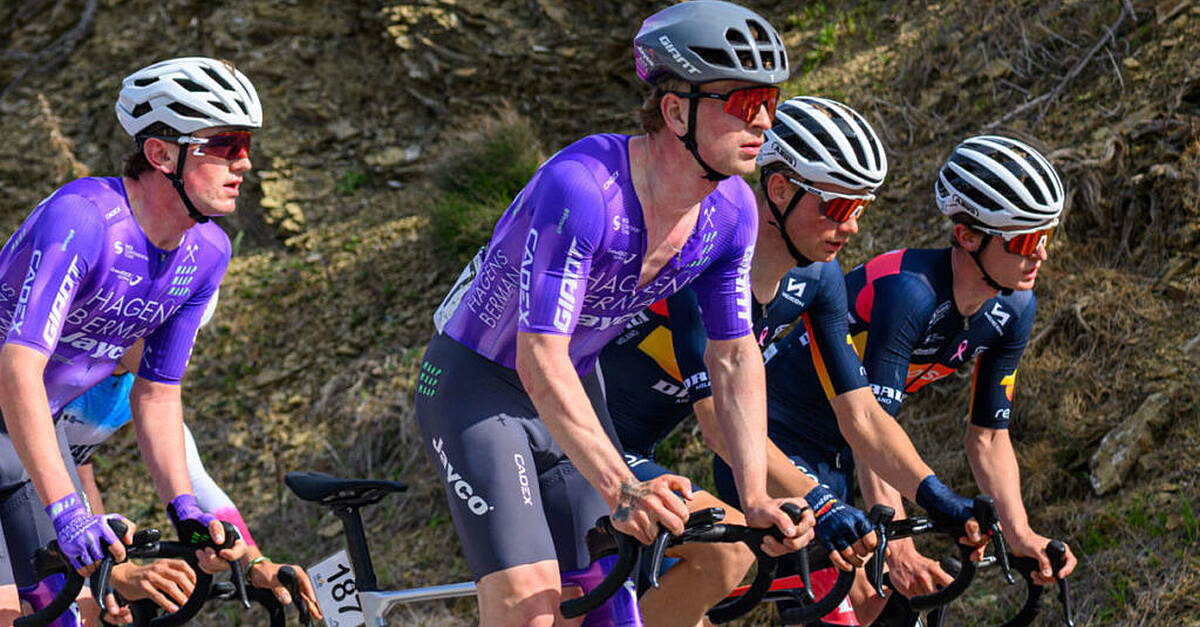 Tour de France winner Bradley Wiggins's son, Ben, signs pro contract after big season