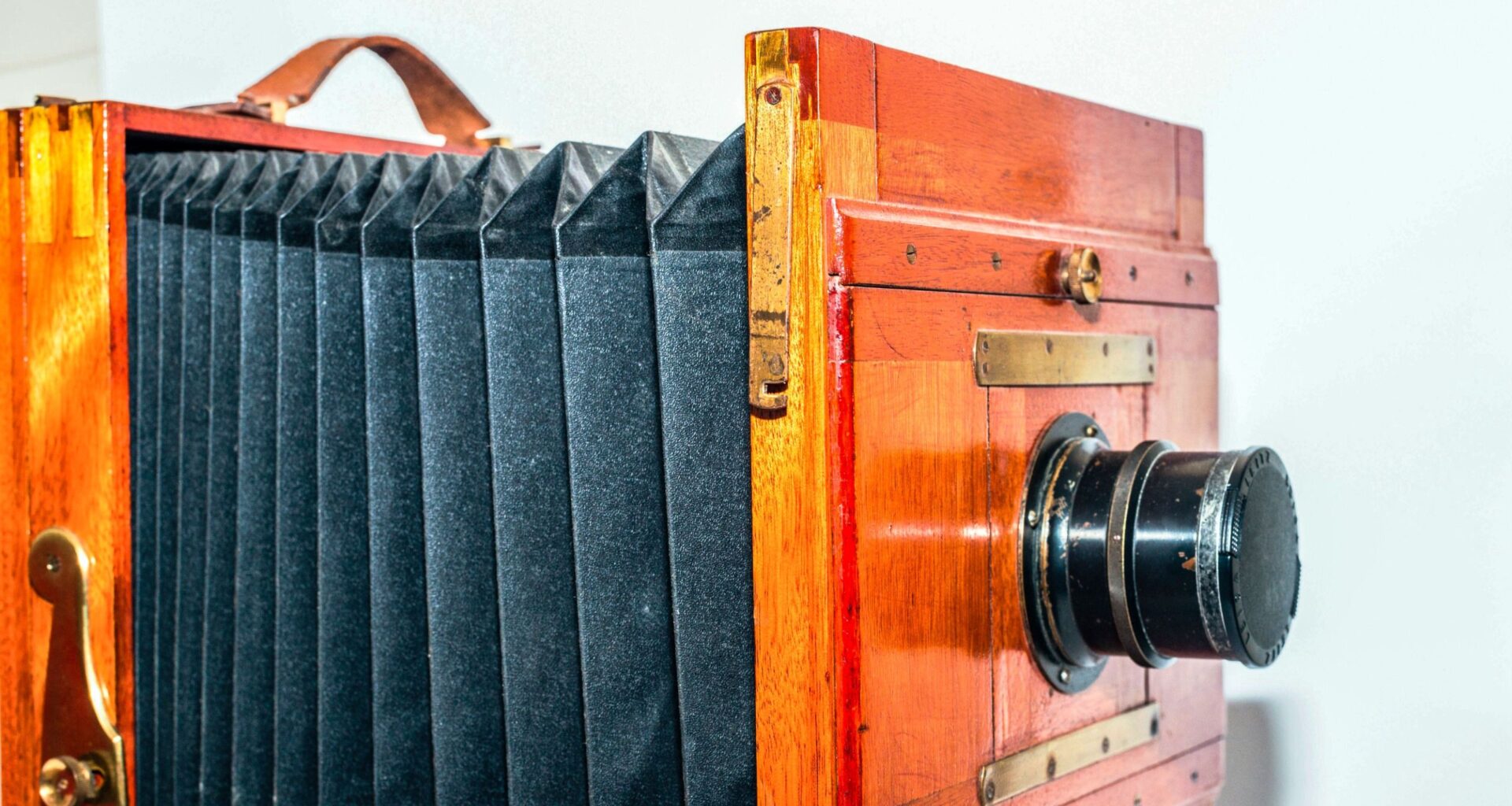Photographer wins major monochrome award using massive 95-year-old wooden camera. 'The camera itself weighs 45 pounds / 20kg'