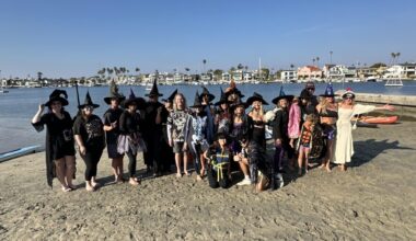 ‘Witches’ gather in Alamitos Bay for annual Halloween paddle – Press Telegram