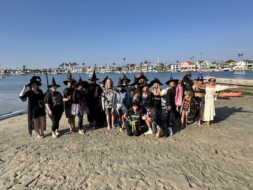 ‘Witches’ gather in Alamitos Bay for annual Halloween paddle – Press Telegram