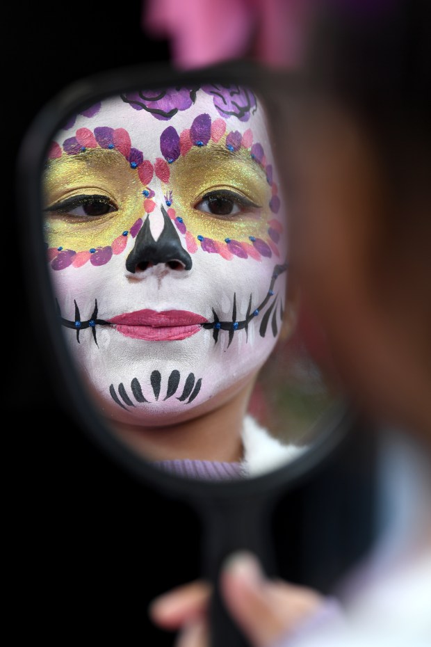 Emery Perez, 6, gets her face painted at the Día...