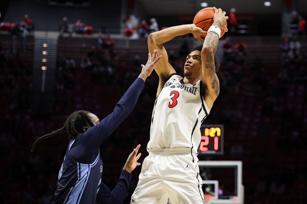 With stars sitting, Aztecs rout USD in final exhibition game before season opener