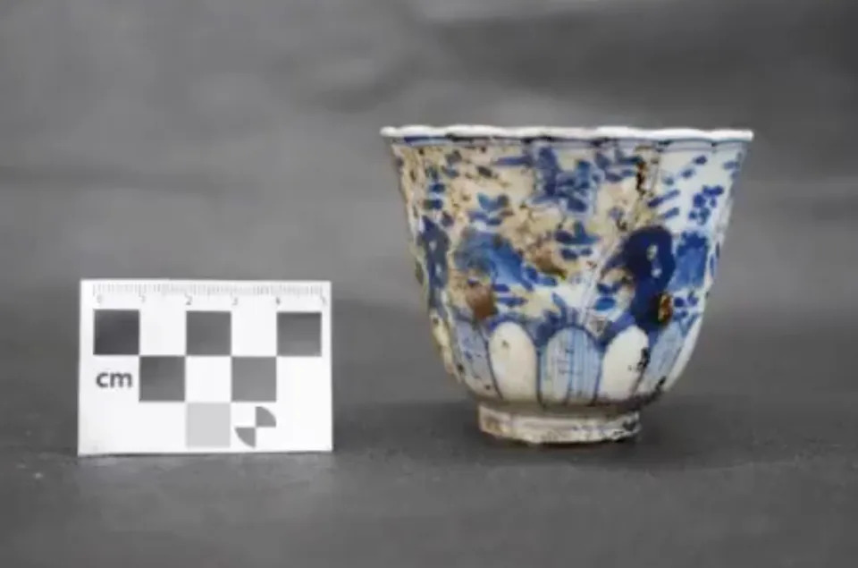 Archeologists recover porcelain cups from the 1708 San José galleon, wrecked in War.