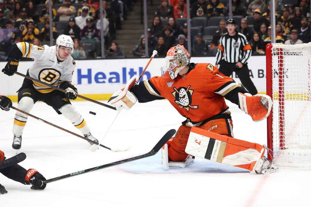 Ian Moore, Lukáš Dostál lead Ducks past Bruins for season sweep – Whittier Daily News