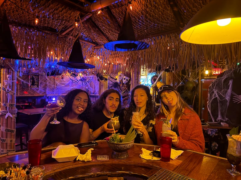 Making friends at the bar with Tara Deaton. (Photo by Rosaura Wardsworth)