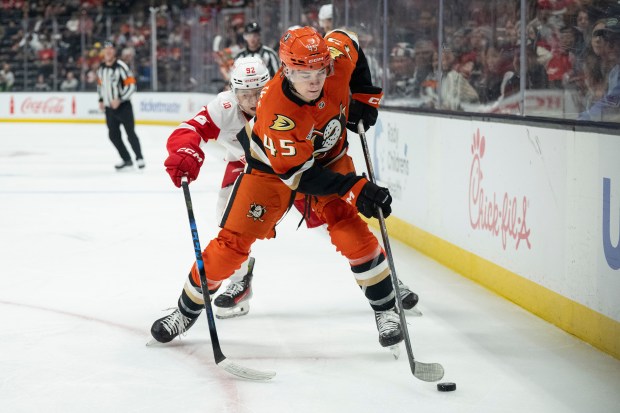 Ducks right wing Beckett Sennecke (45) controls the puck against...