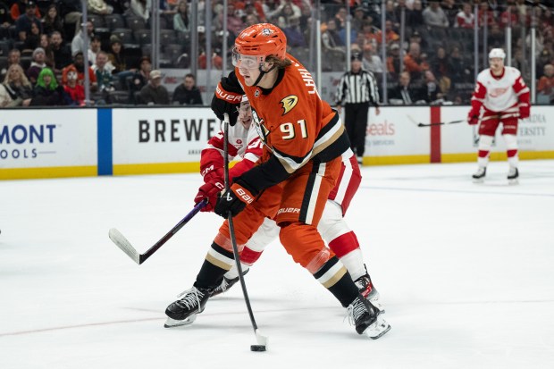 Ducks center Leo Carlsson (91) shoots against Detroit Red Wings...