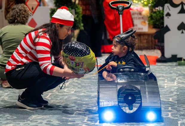 Rebeca Orantes, left, a music therapist, speaks with Zaria Zaldana,...