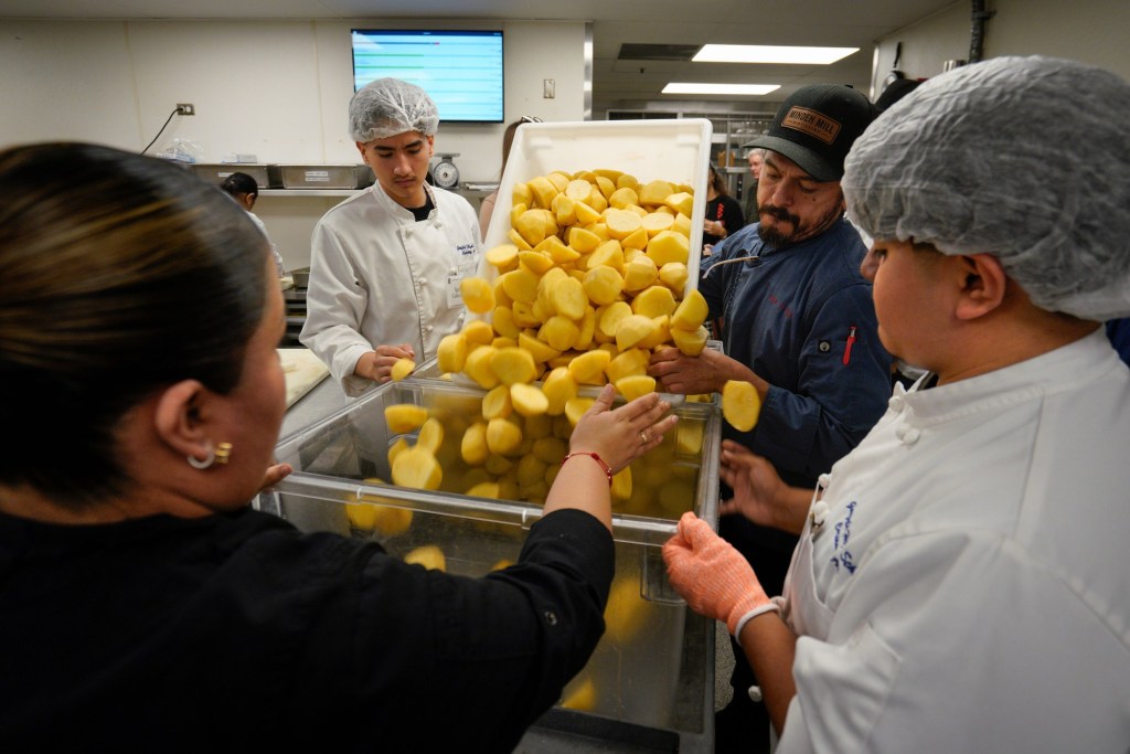 San Diego high schoolers throw Thanksgiving feast to prepare for culinary careers – San Diego Union-Tribune