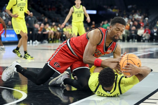 LAS VEGAS, NEVADA - NOVEMBER 25: Jeremiah Oden #25 of the San Diego State Aztecs and Sean Stewart #13 of the Oregon Ducks wrestle for a loose ball during the first half of a Players Era Championship Tournament game at Michelob ULTRA Arena on November 25, 2025 in Las Vegas, Nevada.  (Photo by Ian Maule/Getty Images)