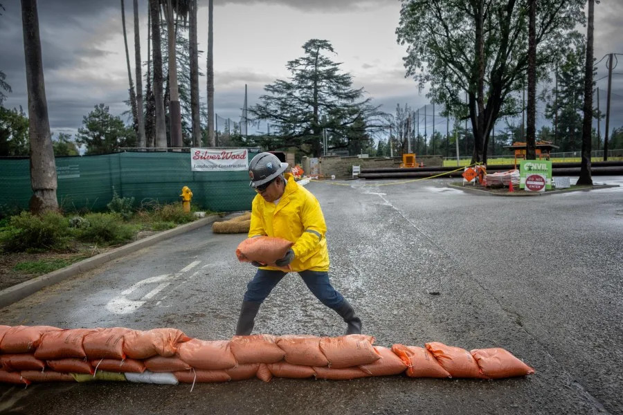 Altadena , CA – November 14: Silverwood Landscape Construction employee Floriberto Marine places sandbags outside of the Altadena Golf Coarse on Friday, November 14, 2025. (Photo by Hans Gutknecht/MediaNews Group/Los Angeles Daily News via Getty Images)