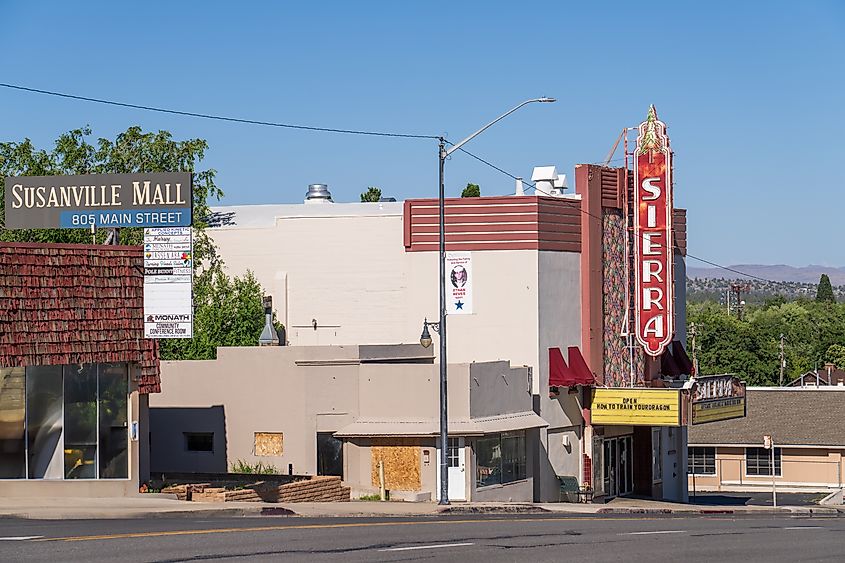 Susanville, California: Sierra movie theatre on the main street of Susanville, California, with its historical sign.