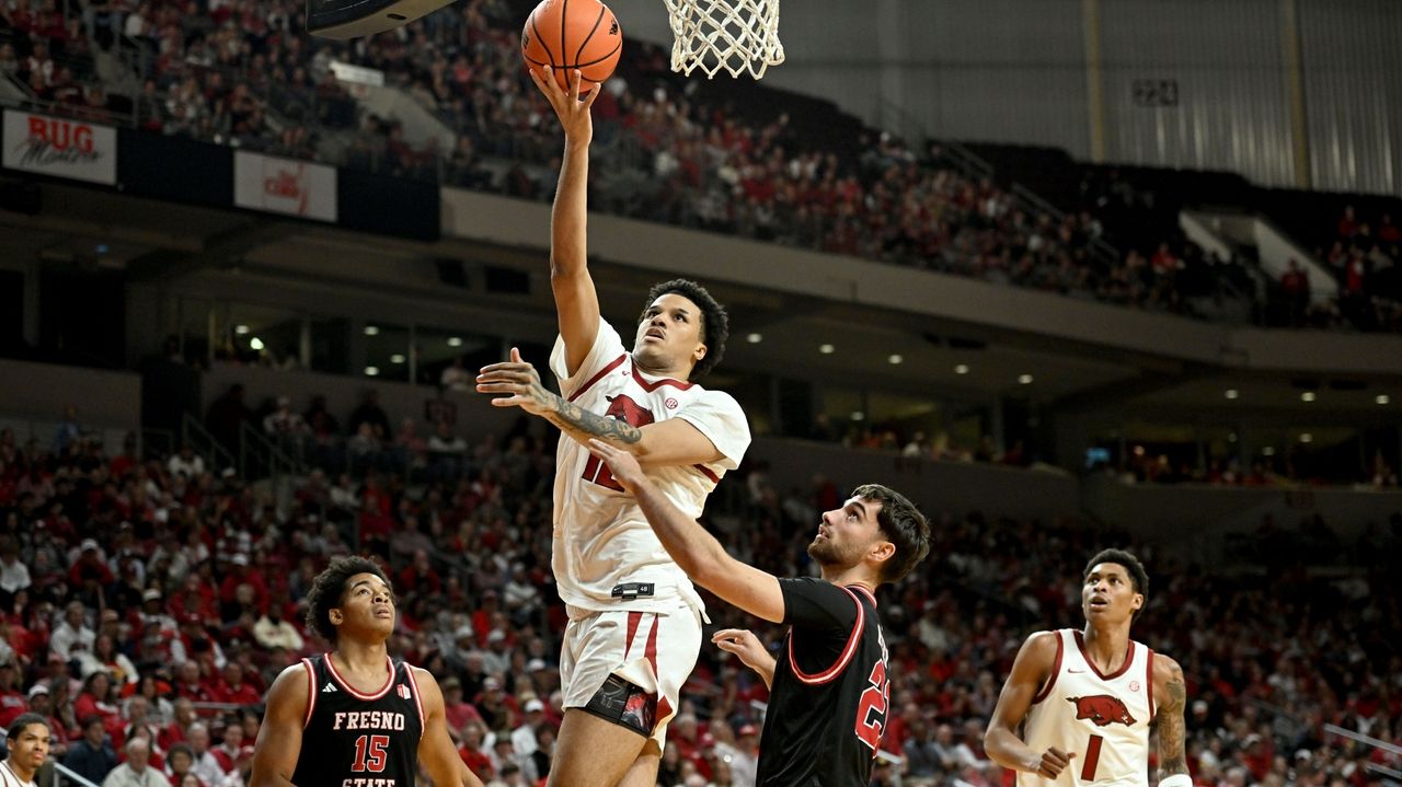 Acuff scores 18 points to lead No. 25 Arkansas over Fresno State 82-58