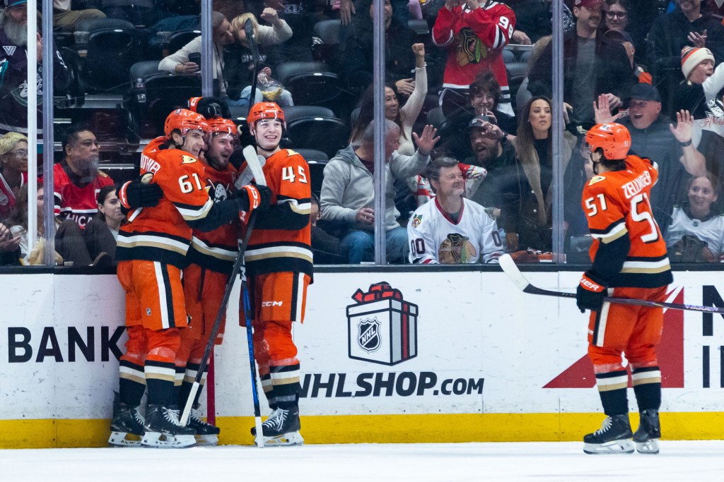 Ducks blow past Blackhawks in lopsided rout – Whittier Daily News