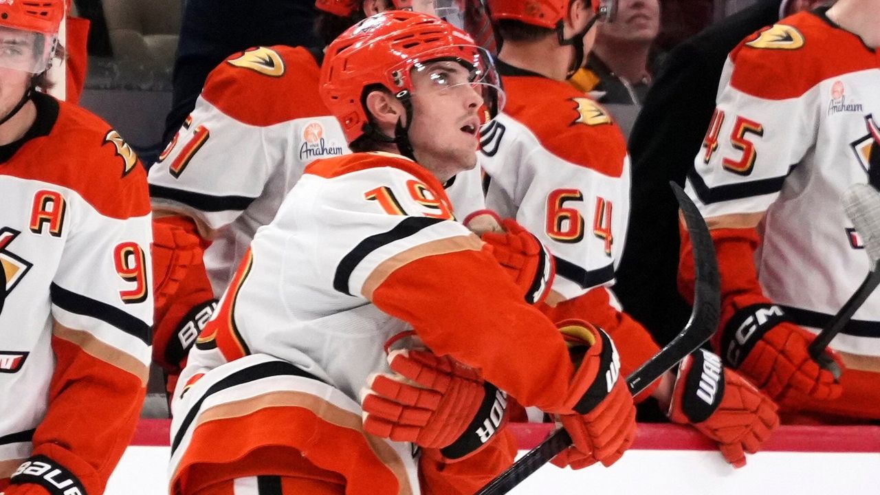 Beckett Sennecke beats the buzzer to force OT and Ducks win shootout to beat Penguins 4-3