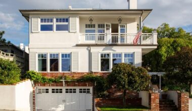 Inside A Classic Coastal California Home With Interiors Straight Out Of A Nancy Meyers Movie