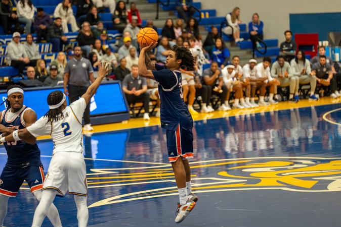 Men's Basketball Earns Road Victory at Cal State Bakersfield
