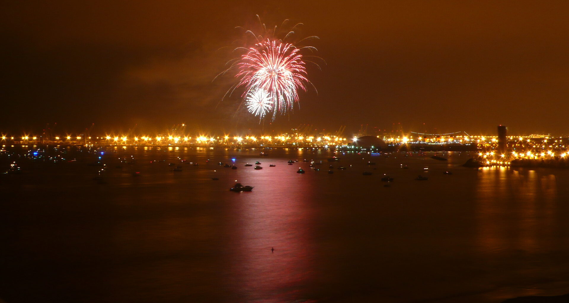 New Year’s Eve Fireworks on the Long Beach Waterfront | Rainbow Harbor and Shoreline Village