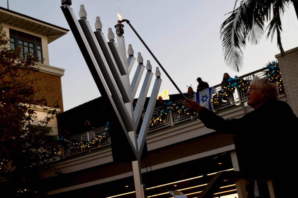 Giant menorah lighting kicks off Hanukkah in Long Beach – Press Telegram