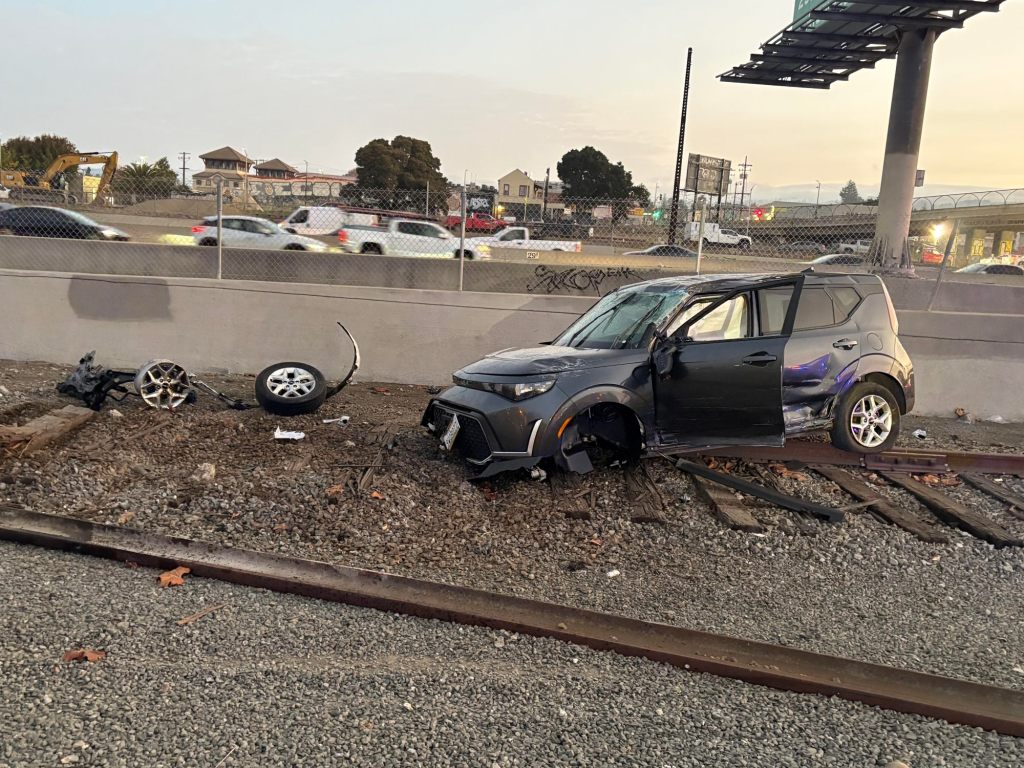 Man severely injured in Oakland crash – East Bay Times