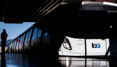 Man dies after being hit by train near Oakland BART station – East Bay Times