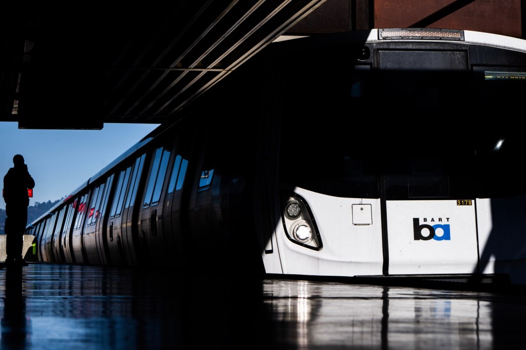 Man dies after being hit by train near Oakland BART station – East Bay Times