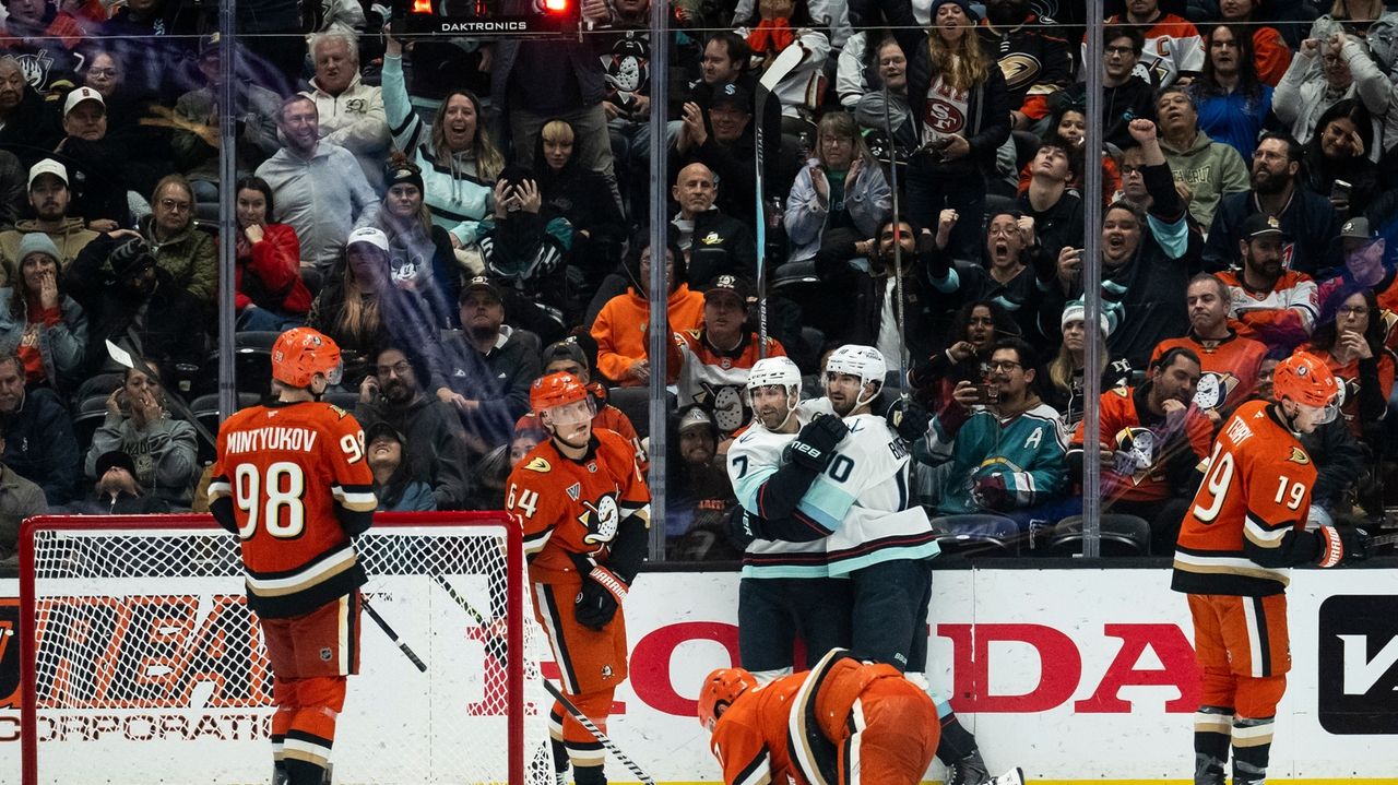 Jordan Eberle scores 2 in 3rd period as Kraken beat Ducks 3-1