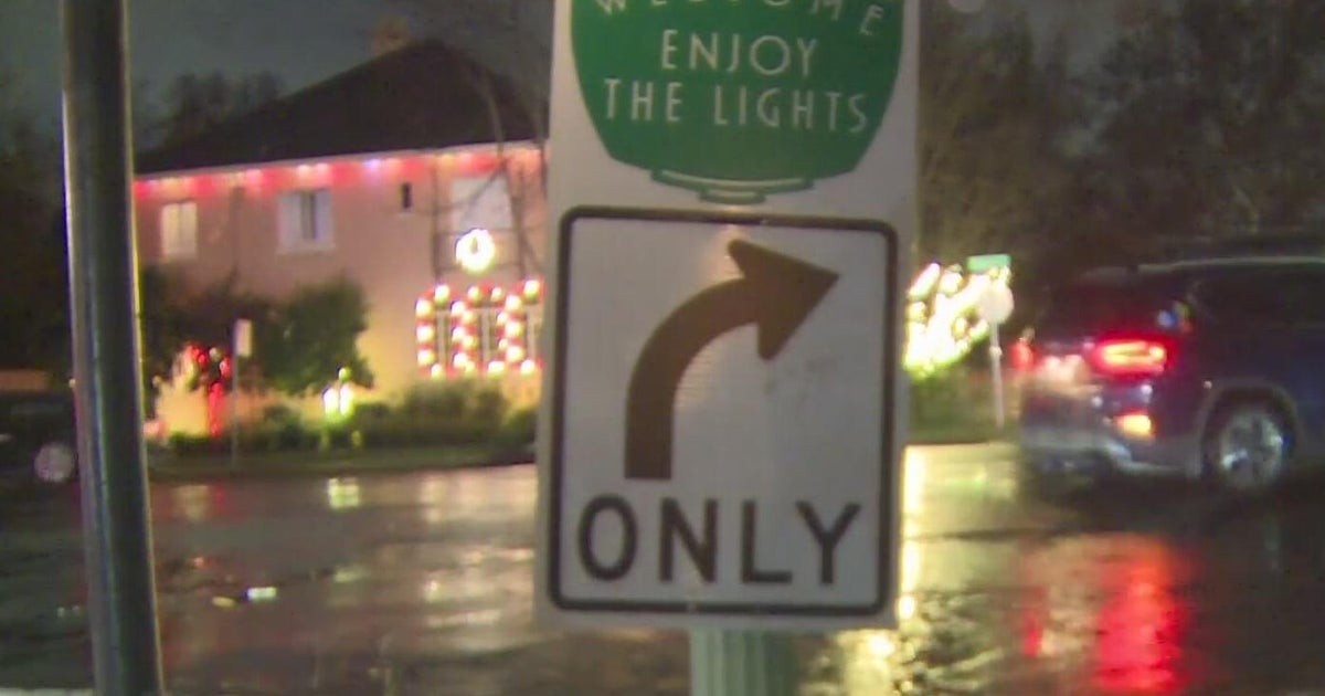 Mystery traffic signs appear as Christmas crowds flock to Sacramento's Fab 40s