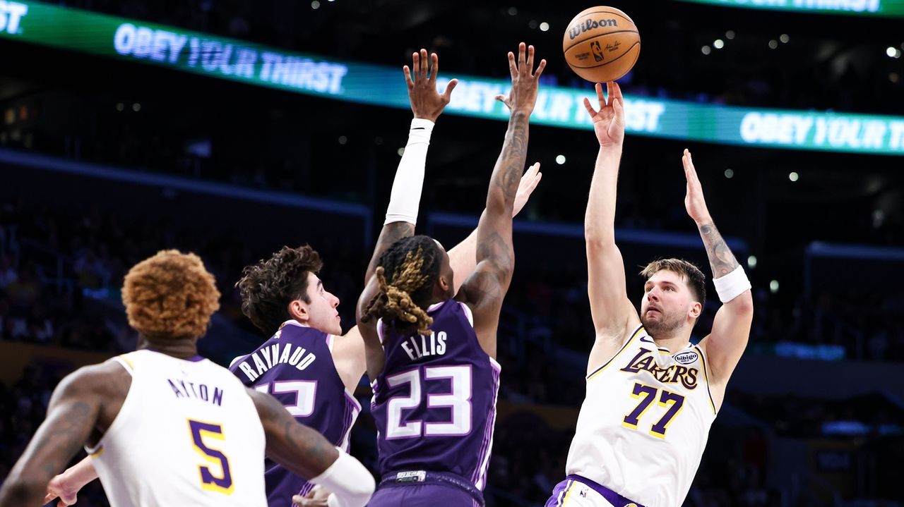 Luka Doncic and LeBron James combine for 68 points, Lakers end skid with 125-101 win over Kings