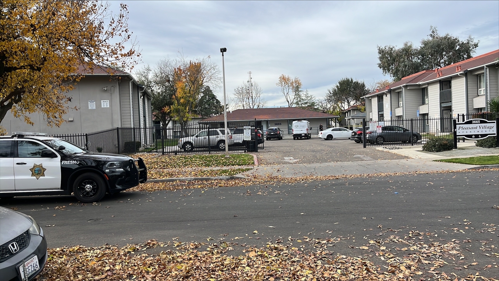 Man killed, 2 women shot following fight at central Fresno apartment complex, police say