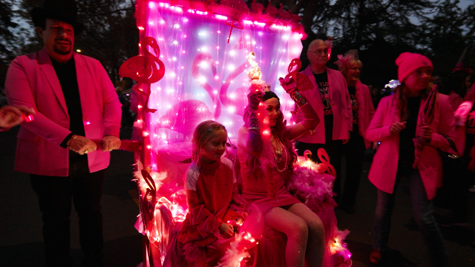 This sofa spectacle lights up for winter