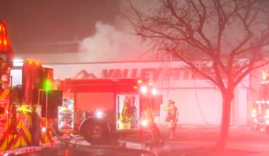 Fire breaks out at gym in central Fresno