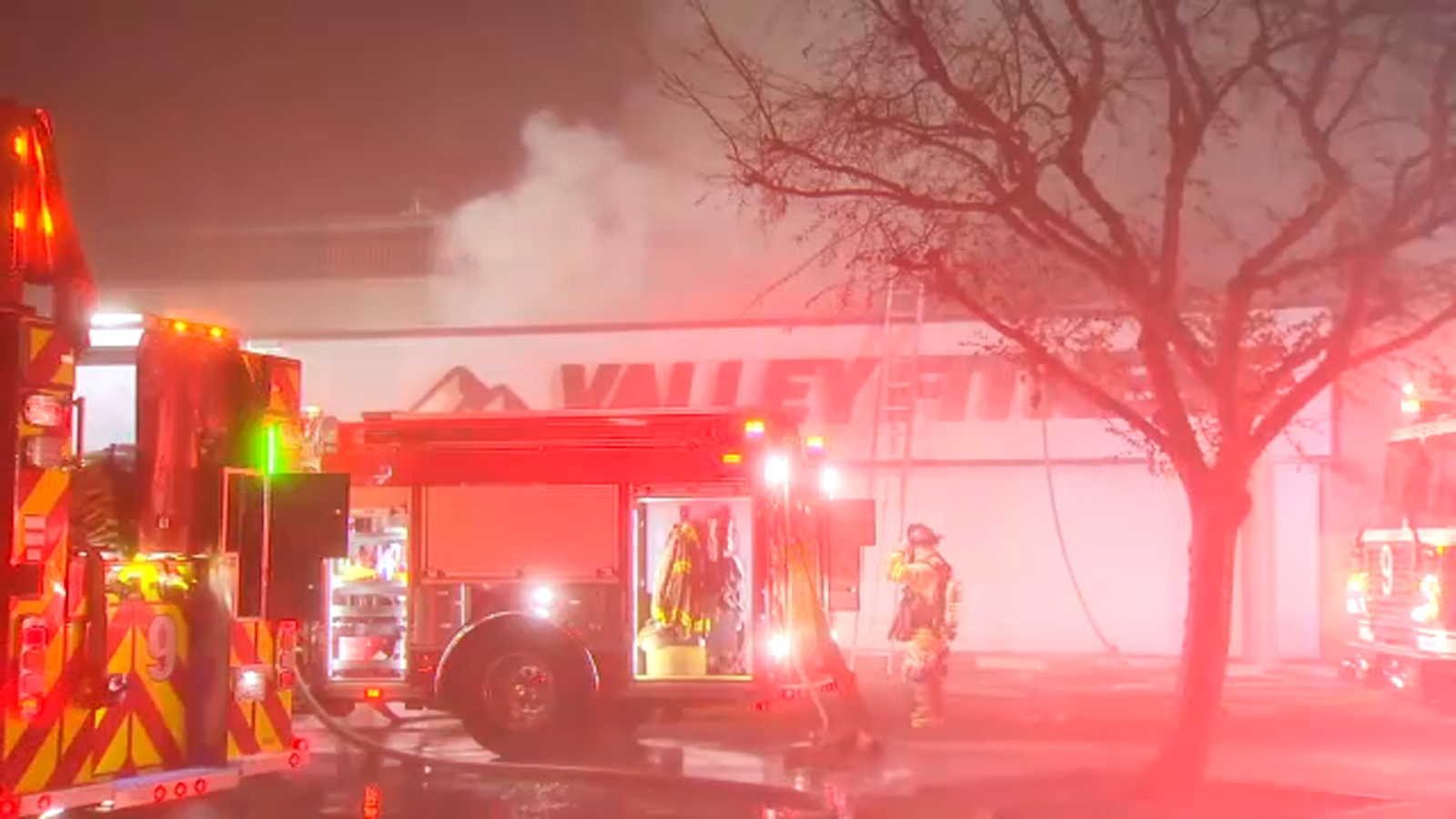 Fire breaks out at gym in central Fresno