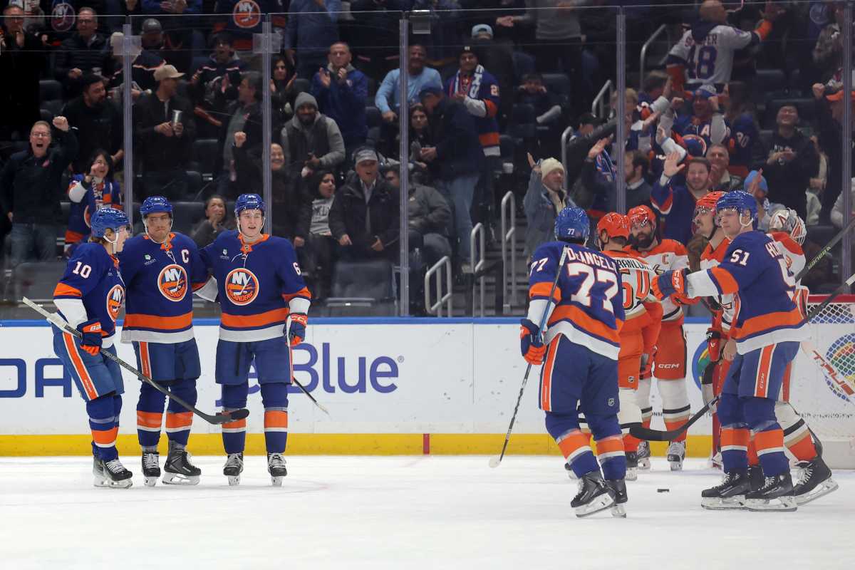 Lee scores twice, Islanders down Ducks 5-2 despite losing Bo Horvat – amNewYork