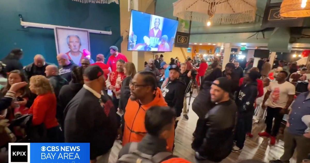 Hundreds pay tribute to Oakland coach John Beam in first organized memorial since killing | News