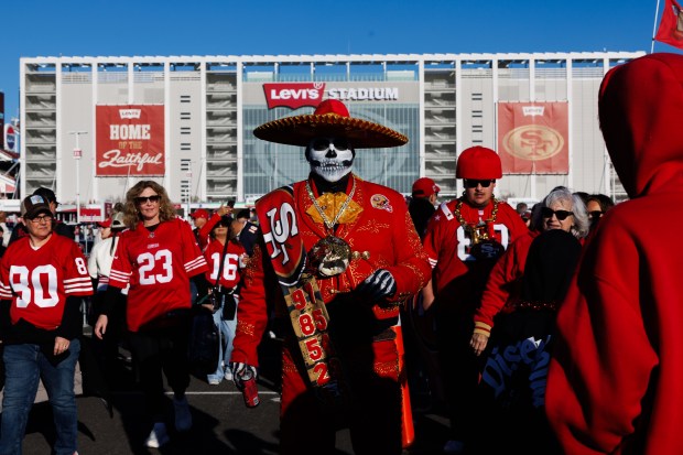 Abe Murillo, known as the 49ers mariachi, tailgates with fans before the Bears play the 49ers on Sunday, Dec. 28, 2025, at Levi's Stadium in Santa Clara, Calif. (Armando L. Sanchez/Chicago Tribune)