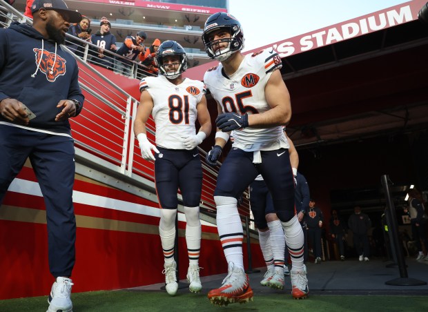 Bears tight ends Durham Smythe (81) and Cole Kmet (85) head to the field for a game against the 49ers on Sunday, Dec. 28, 2025, at Levi's Stadium in Santa Clara, Calif. (John J. Kim/Chicago Tribune)