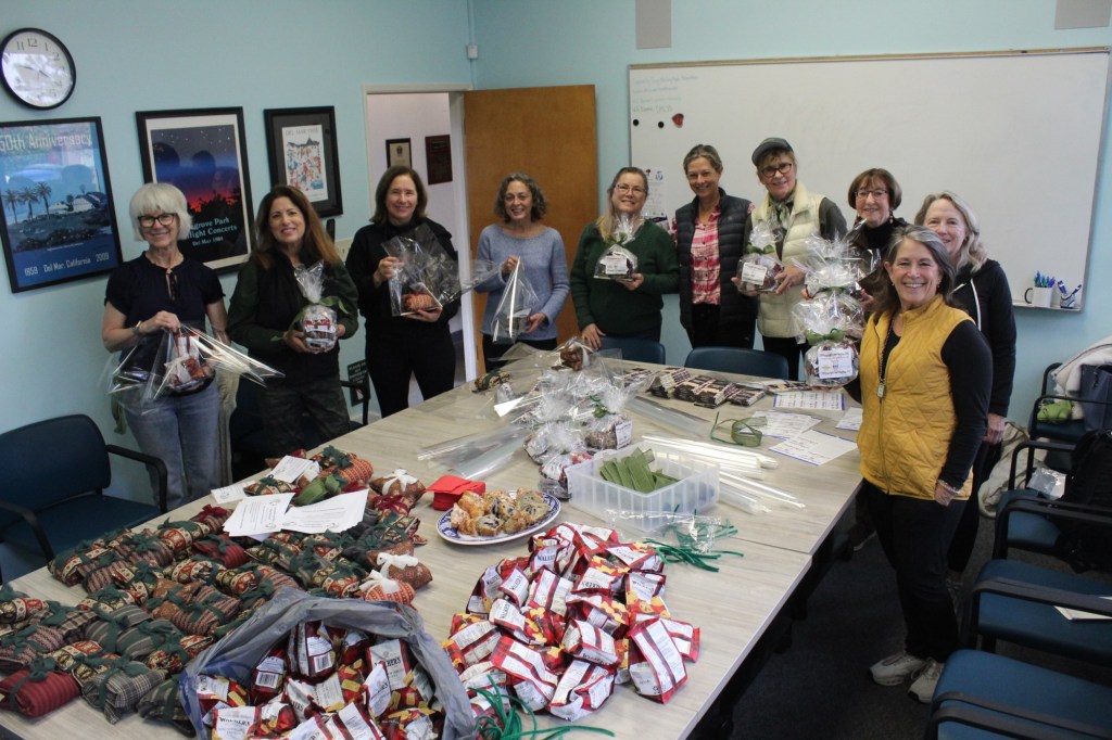 Del Mar Garden Club and Del Mar Community Connections bring holiday cheer to seniors – San Diego Union-Tribune