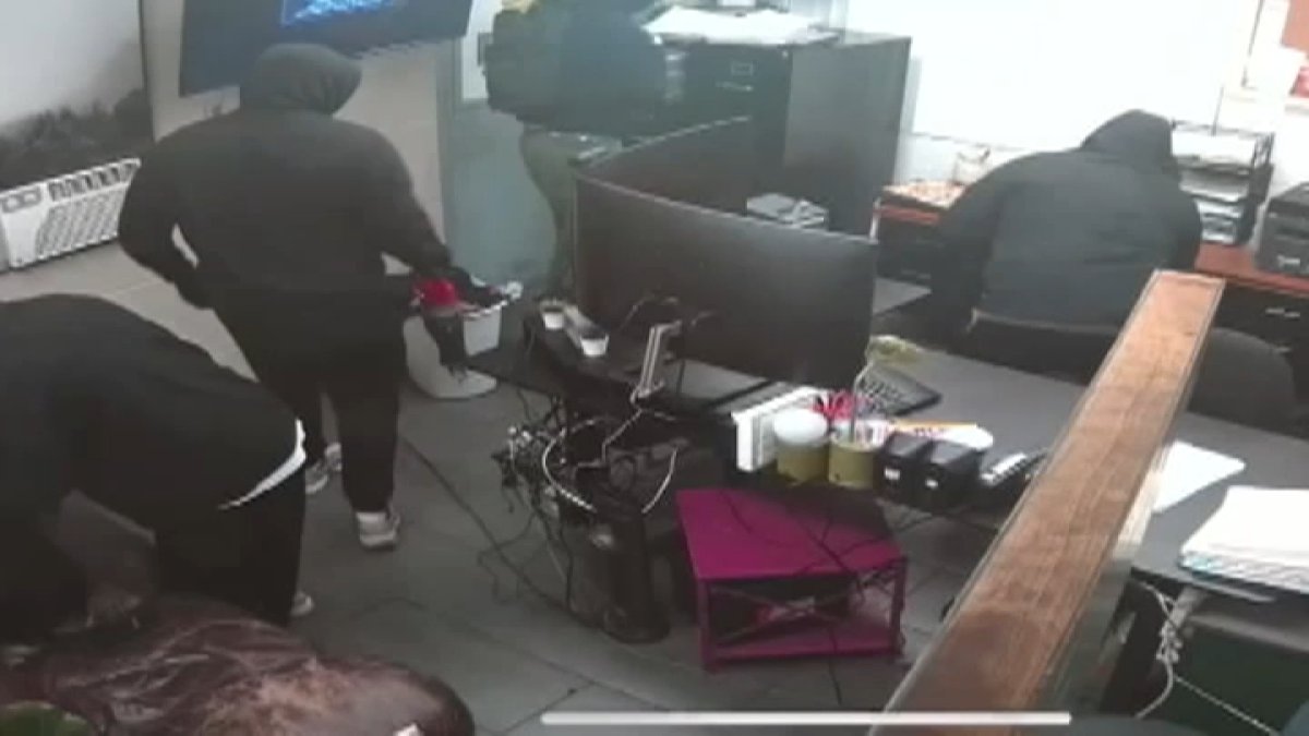 Burglars break into recycling center business in downtown LA – NBC Los Angeles