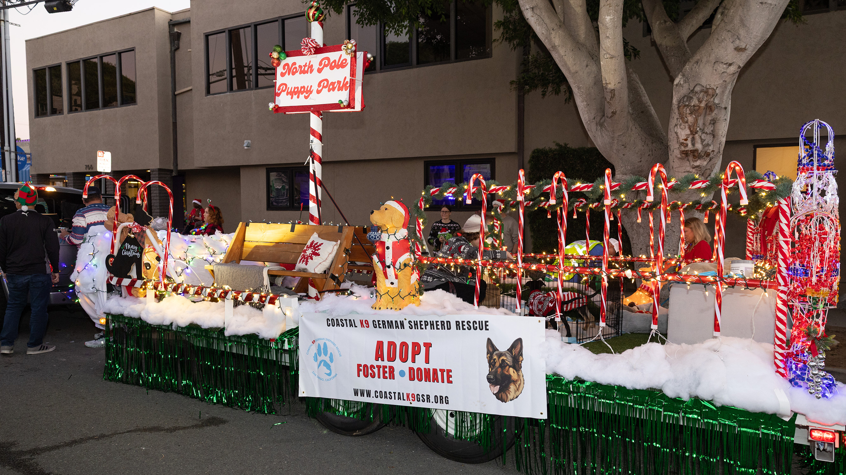 “North Pole Puppy Park” float by the Coastal K9 German...