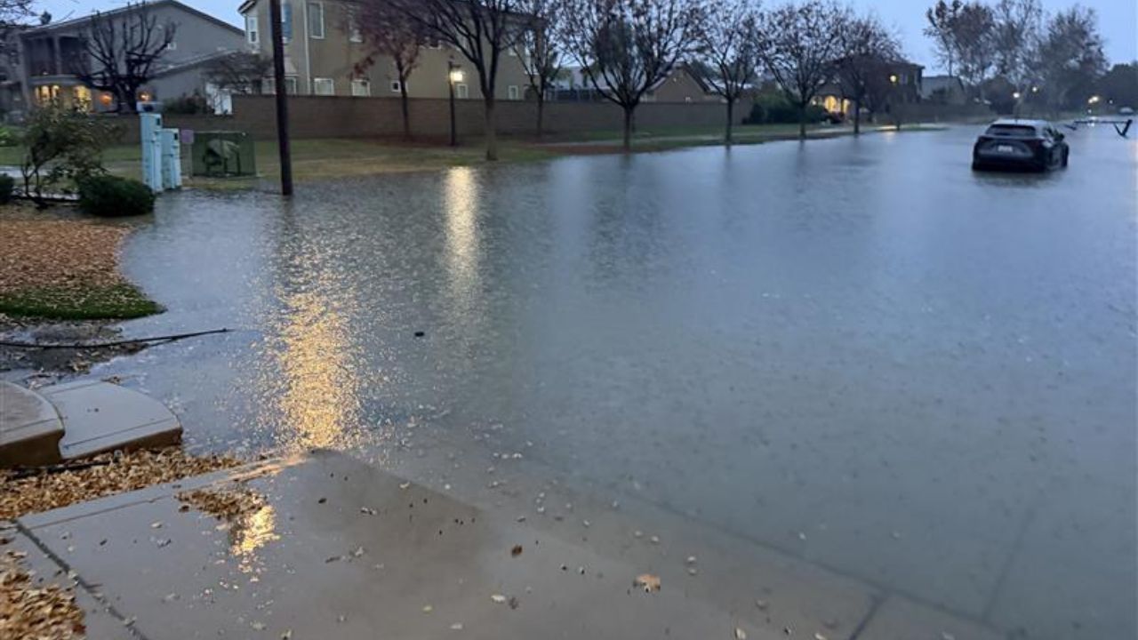 Flooding in a clovis neighborhood on Dec. 24, 2025. (GV Wire)