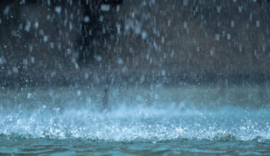Image of heavy rain falling to the ground and splashing