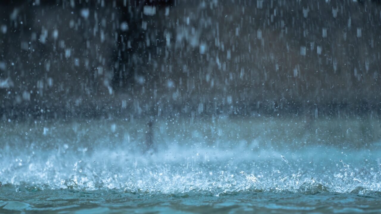 Image of heavy rain falling to the ground and splashing