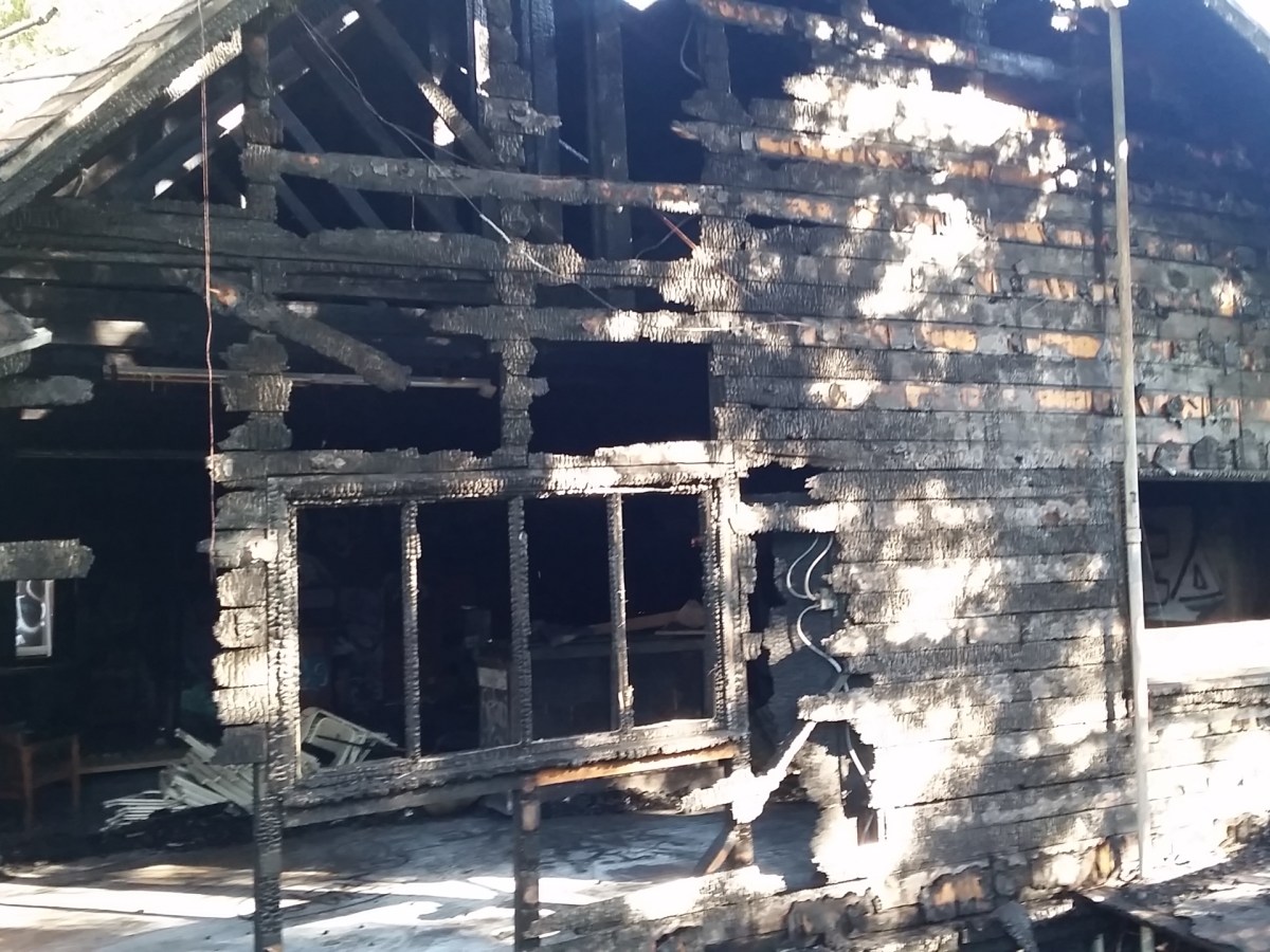Fire guts abandoned clubhouse in John Hinkel Park
