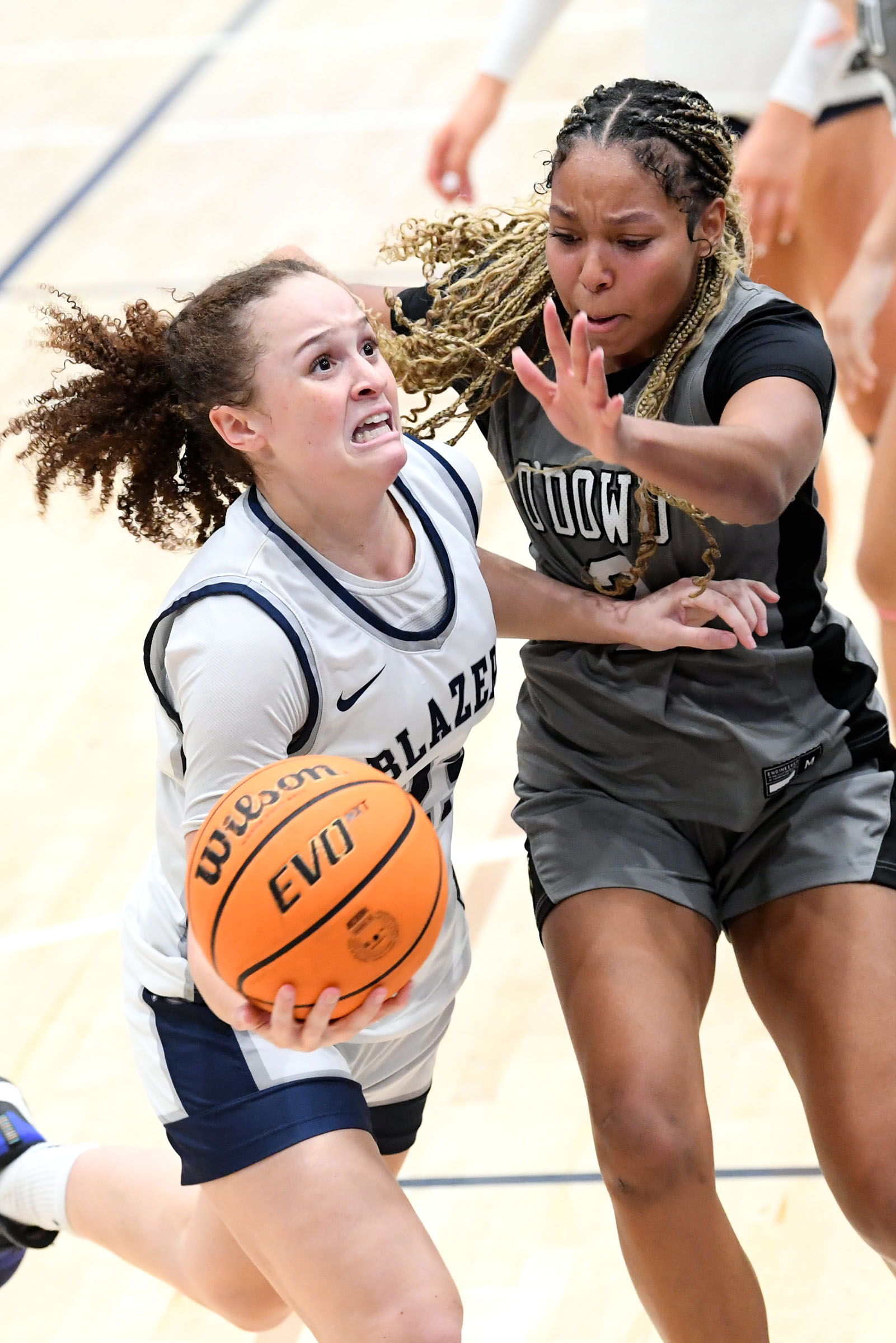 Sierra Canyonâs Delaney White (23) drives to the basket against...