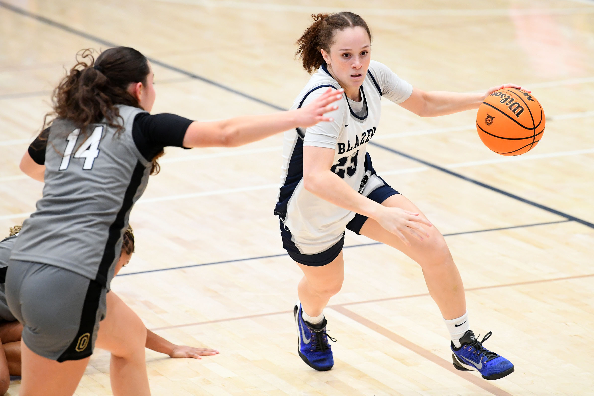 Delaney White (23) controls the ball for Sierra Canyon during...